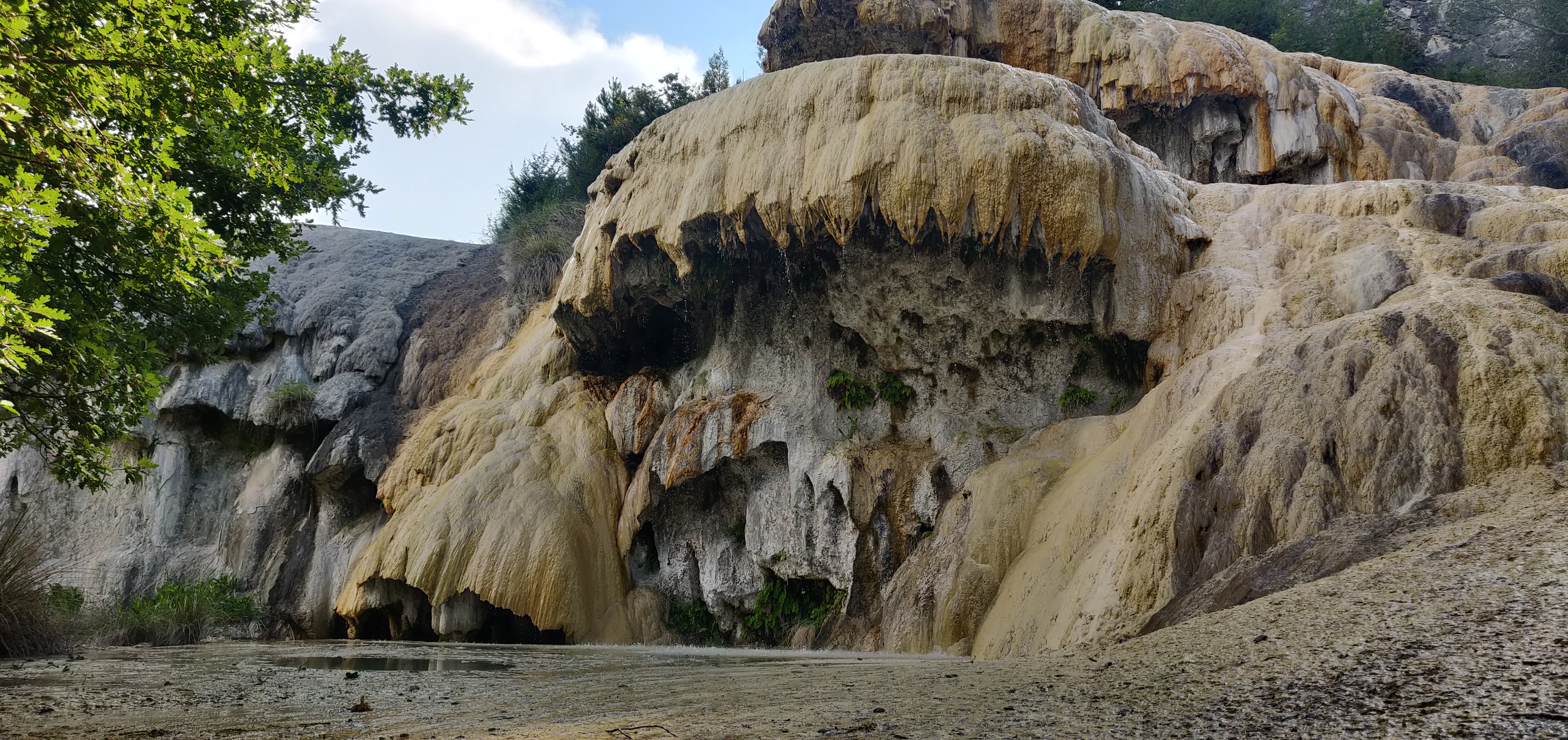 La fontaine pétrifiante de Réotier, en vue plongeante basse